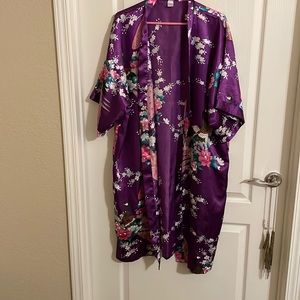 Silk purple open robe from Hong Kong. MIDI length and 3/4 sleeves.